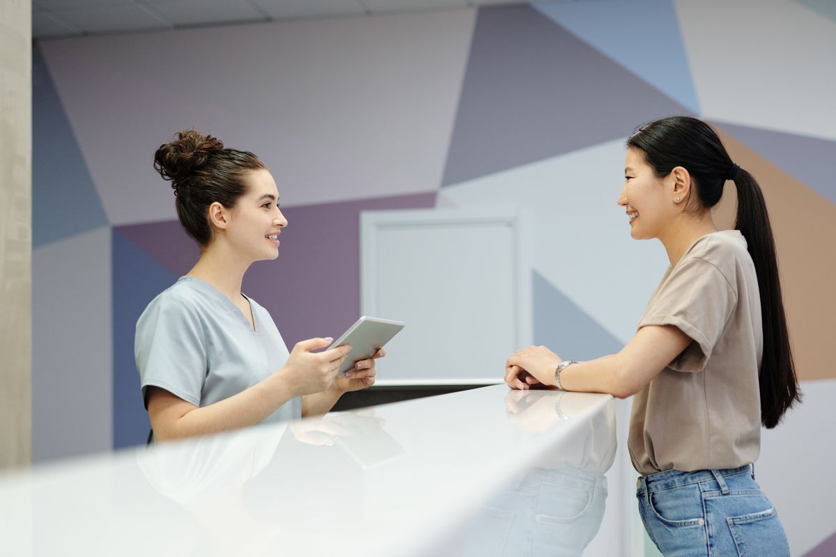 Personale scolastico gestisce gli accessi con un sistema digitale