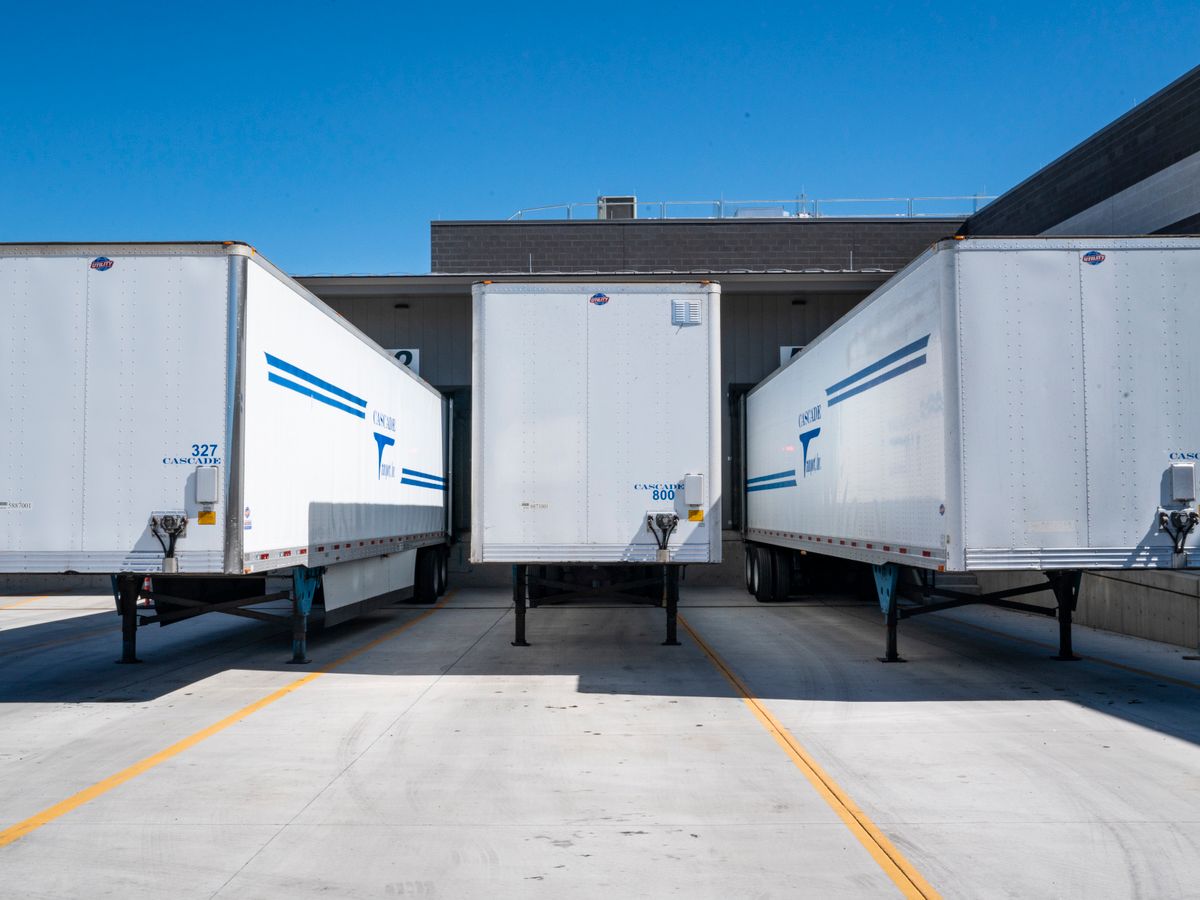 Autista che si registra all'ingresso di una struttura logistica con Openbadge
